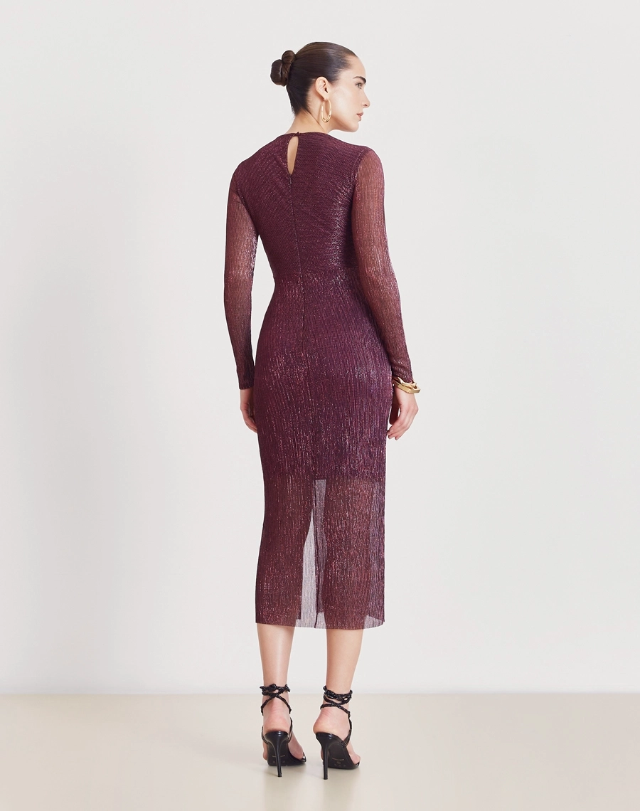Vestido Midi Erica confeccionado em malha plissada metálica, tecido leve e confortável, caracterizado por sua textura elegante e cheia de movimento.