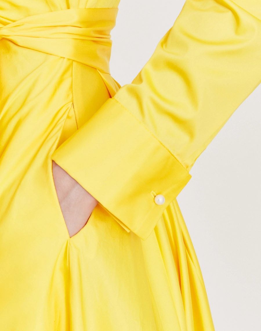 O Vestido Longo Kaite é confeccionado em tricoline acetinado, tecido com toque macio, unindo o conforto e a respirabilidade do algodão à elegância do aspecto acetinado.