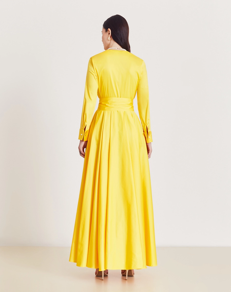 O Vestido Longo Kaite é confeccionado em tricoline acetinado, tecido com toque macio, unindo o conforto e a respirabilidade do algodão à elegância do aspecto acetinado.