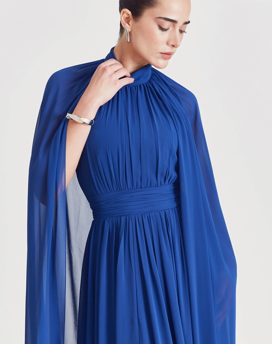 O Vestido Longo Haper é confeccionado em Chiffon Youro, tecido de toque macio, estrutura encorpada e ótimo caimento, valorizando a modelagem e garantindo conforto.