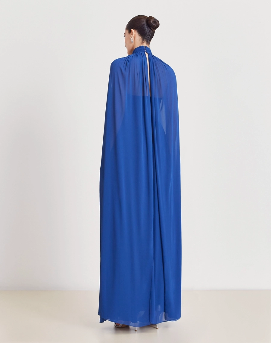 O Vestido Longo Haper é confeccionado em Chiffon Youro, tecido de toque macio, estrutura encorpada e ótimo caimento, valorizando a modelagem e garantindo conforto.