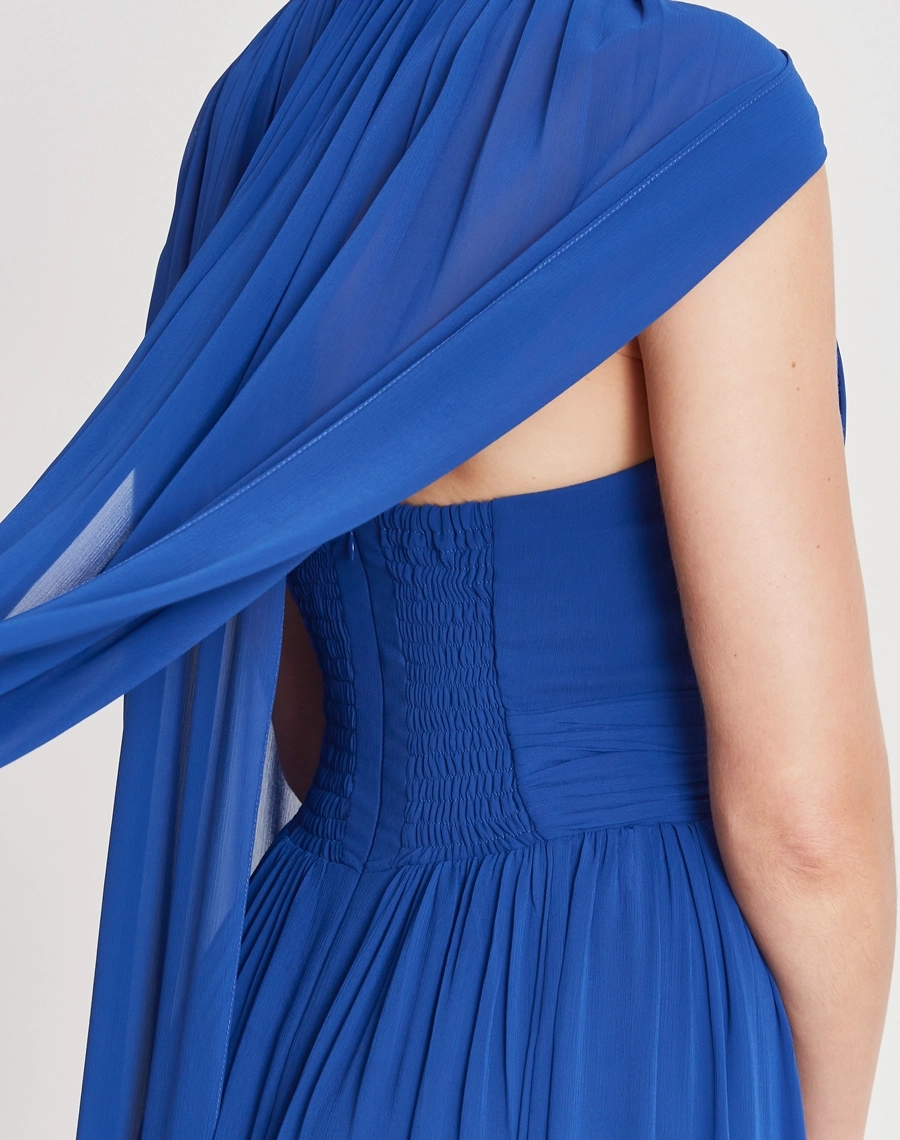 O Vestido Longo Haper é confeccionado em Chiffon Youro, tecido de toque macio, estrutura encorpada e ótimo caimento, valorizando a modelagem e garantindo conforto.