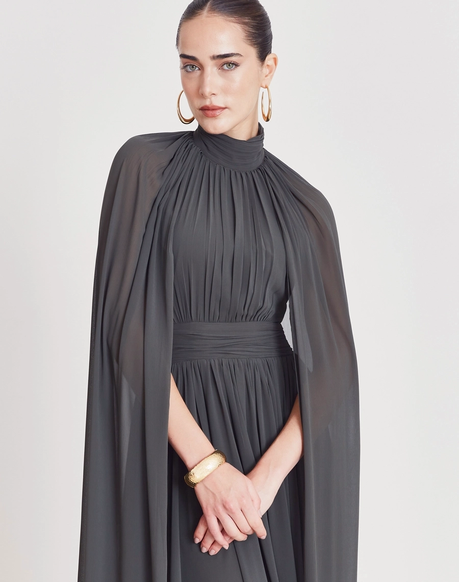 O Vestido Longo Haper é confeccionado em Chiffon Youro, tecido de toque macio, estrutura encorpada e ótimo caimento, valorizando a modelagem e garantindo conforto.