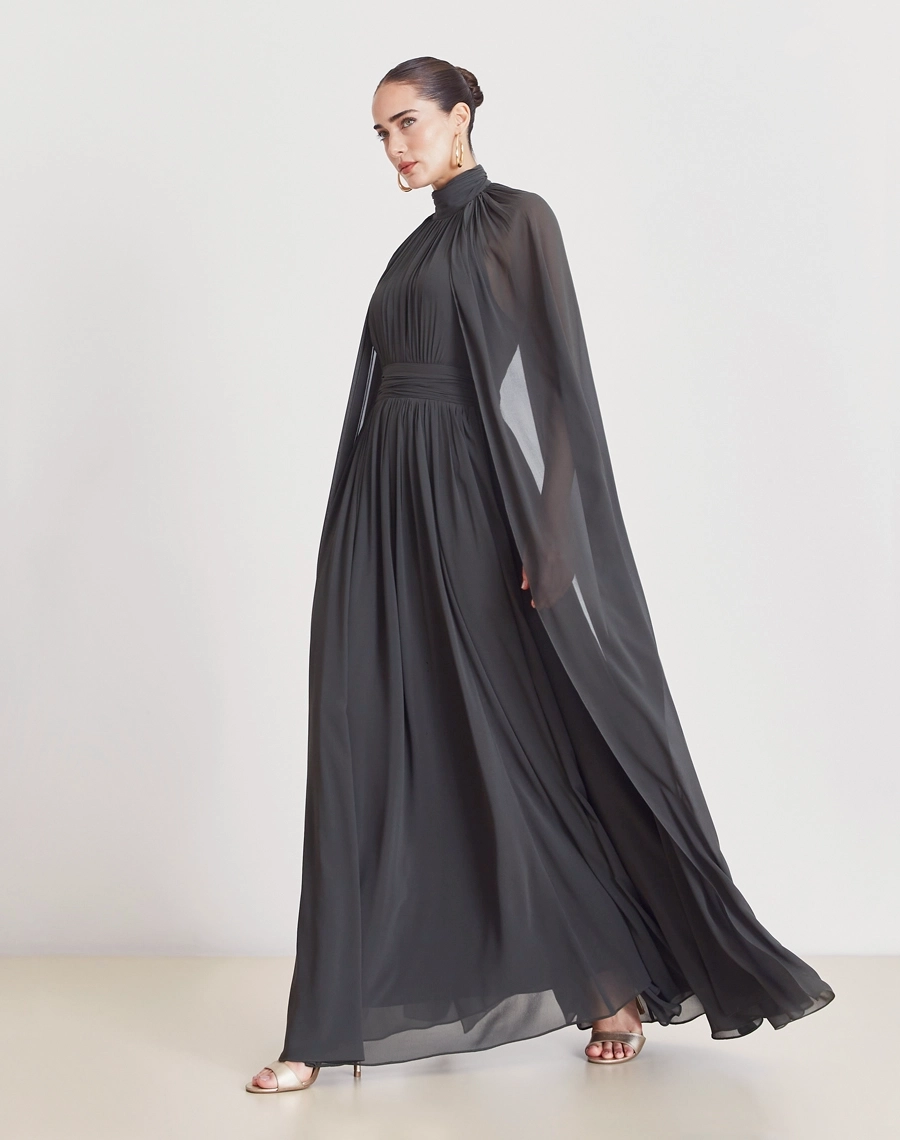 O Vestido Longo Haper é confeccionado em Chiffon Youro, tecido de toque macio, estrutura encorpada e ótimo caimento, valorizando a modelagem e garantindo conforto.