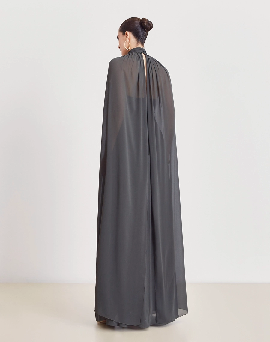 O Vestido Longo Haper é confeccionado em Chiffon Youro, tecido de toque macio, estrutura encorpada e ótimo caimento, valorizando a modelagem e garantindo conforto.