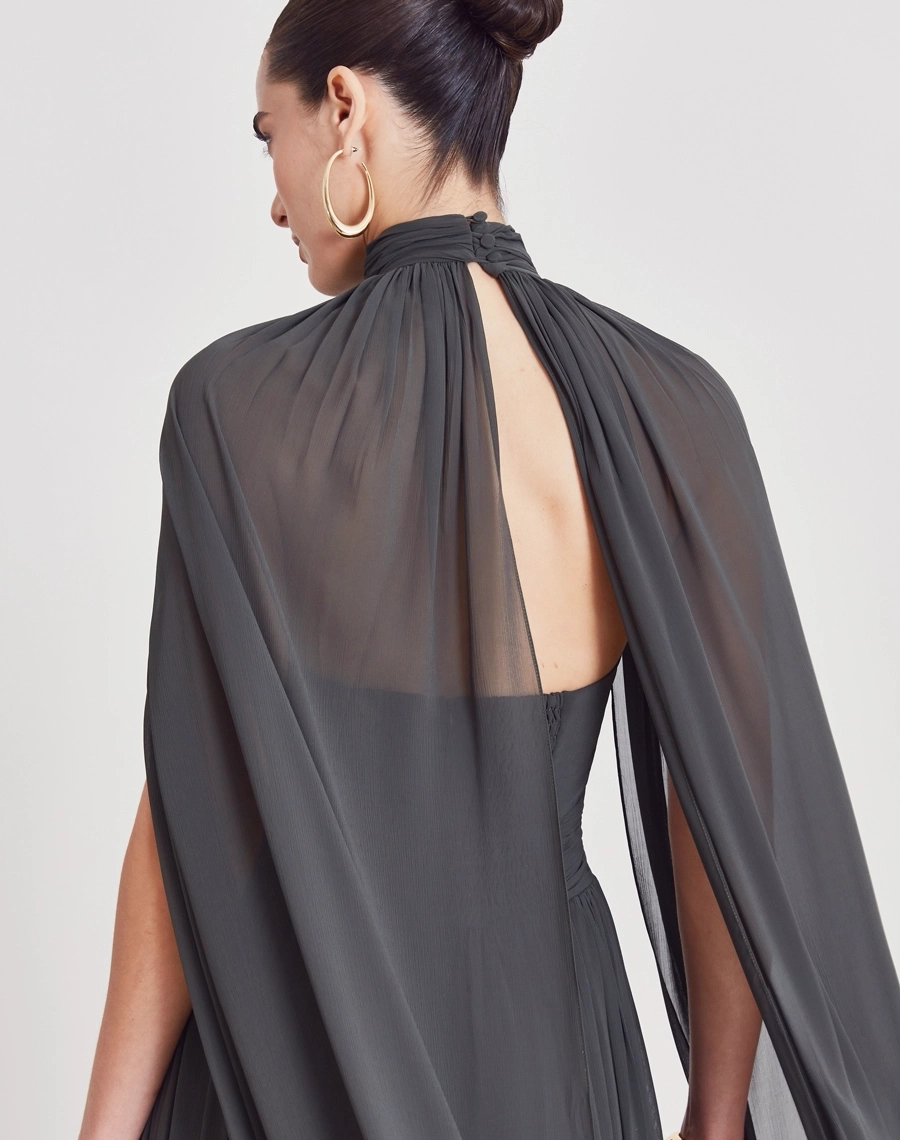O Vestido Longo Haper é confeccionado em Chiffon Youro, tecido de toque macio, estrutura encorpada e ótimo caimento, valorizando a modelagem e garantindo conforto.