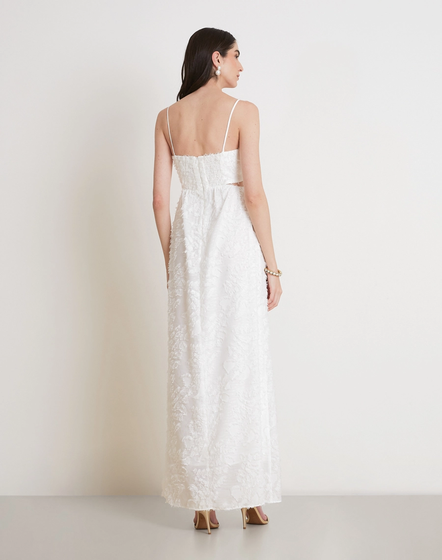 O Vestido Longo Anahi é confeccionado em Jacquard, tecido elegante e texturizado, conhecido pelo relevo suave e pelinhos que adicionam volume e sofisticação.