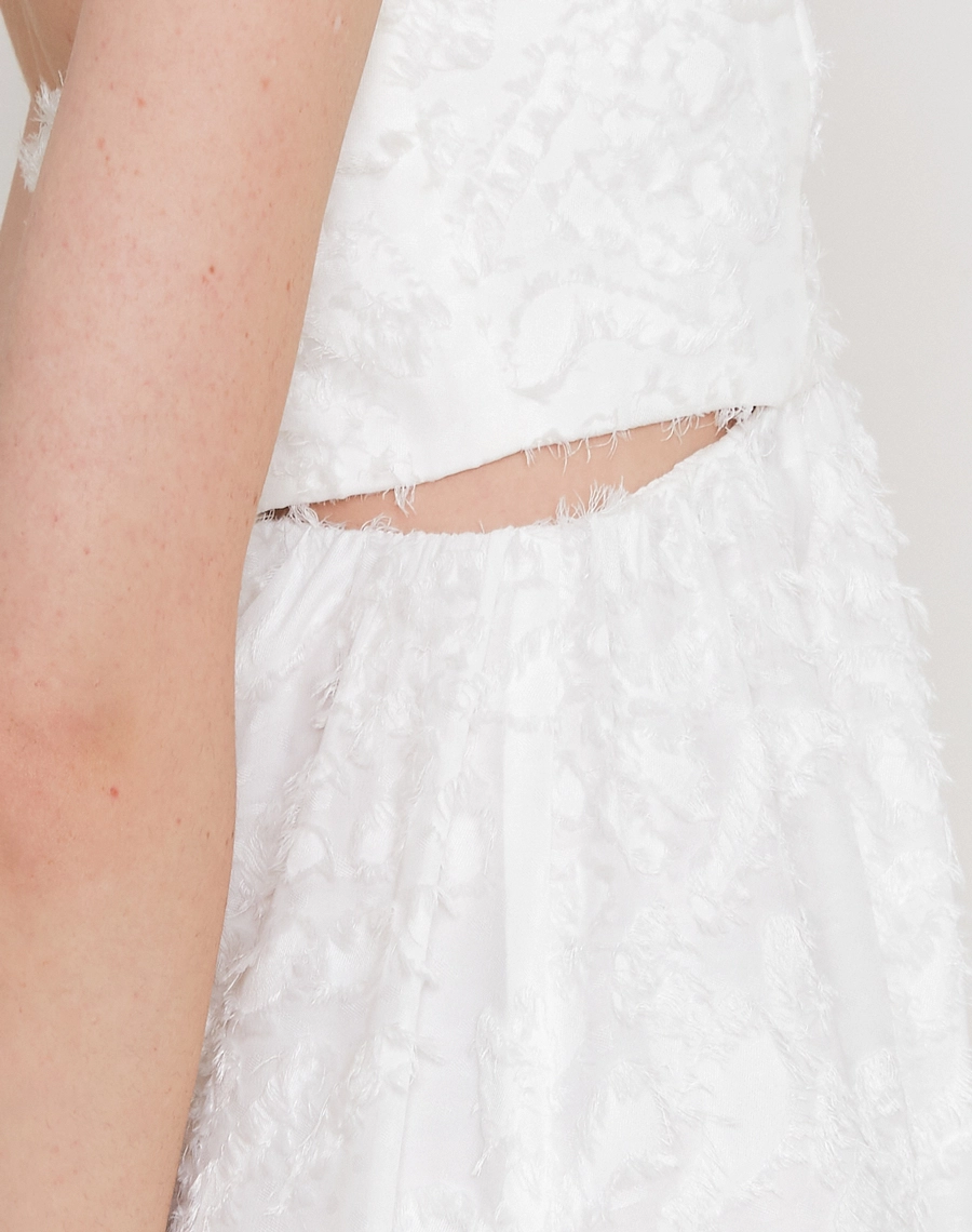 O Vestido Longo Anahi é confeccionado em Jacquard, tecido elegante e texturizado, conhecido pelo relevo suave e pelinhos que adicionam volume e sofisticação.