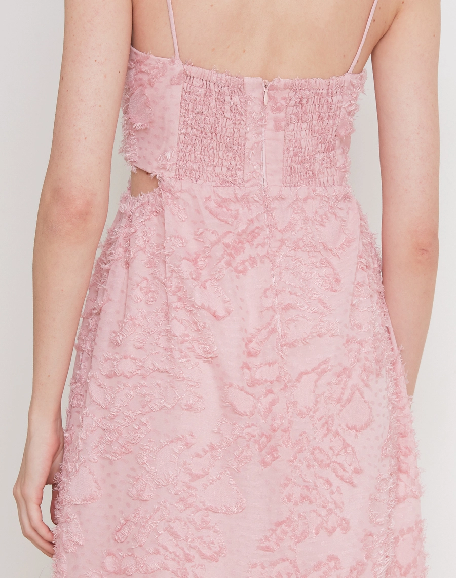 O Vestido Longo Anahi é confeccionado em Jacquard, tecido elegante e texturizado, conhecido pelo relevo suave  que adicionam volume e sofisticação.