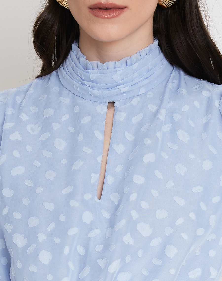 O Vestido Curto Meny é confeccionado em 
Jacquard, tecido leve e delicado, com textura em relevo que cria um desenho sutil e sofisticado.