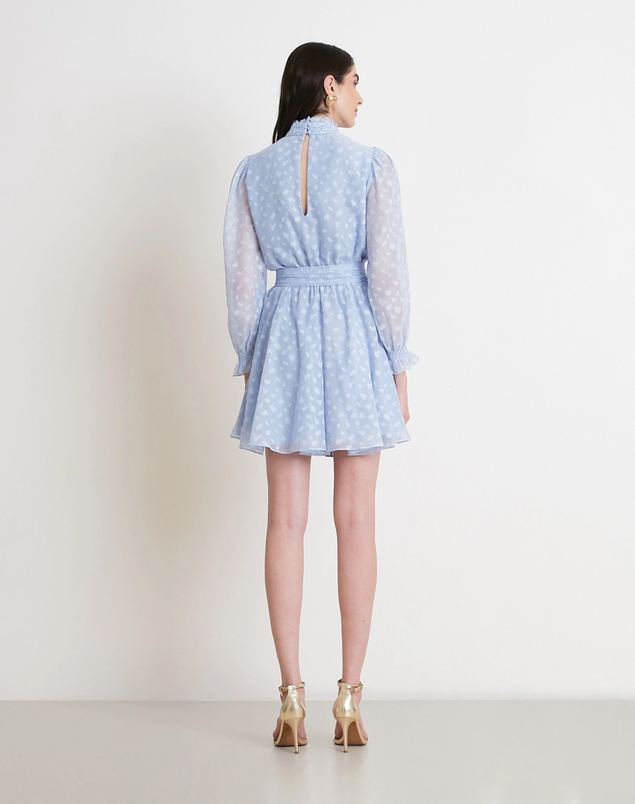 O Vestido Curto Meny é confeccionado em 
Jacquard, tecido leve e delicado, com textura em relevo que cria um desenho sutil e sofisticado.