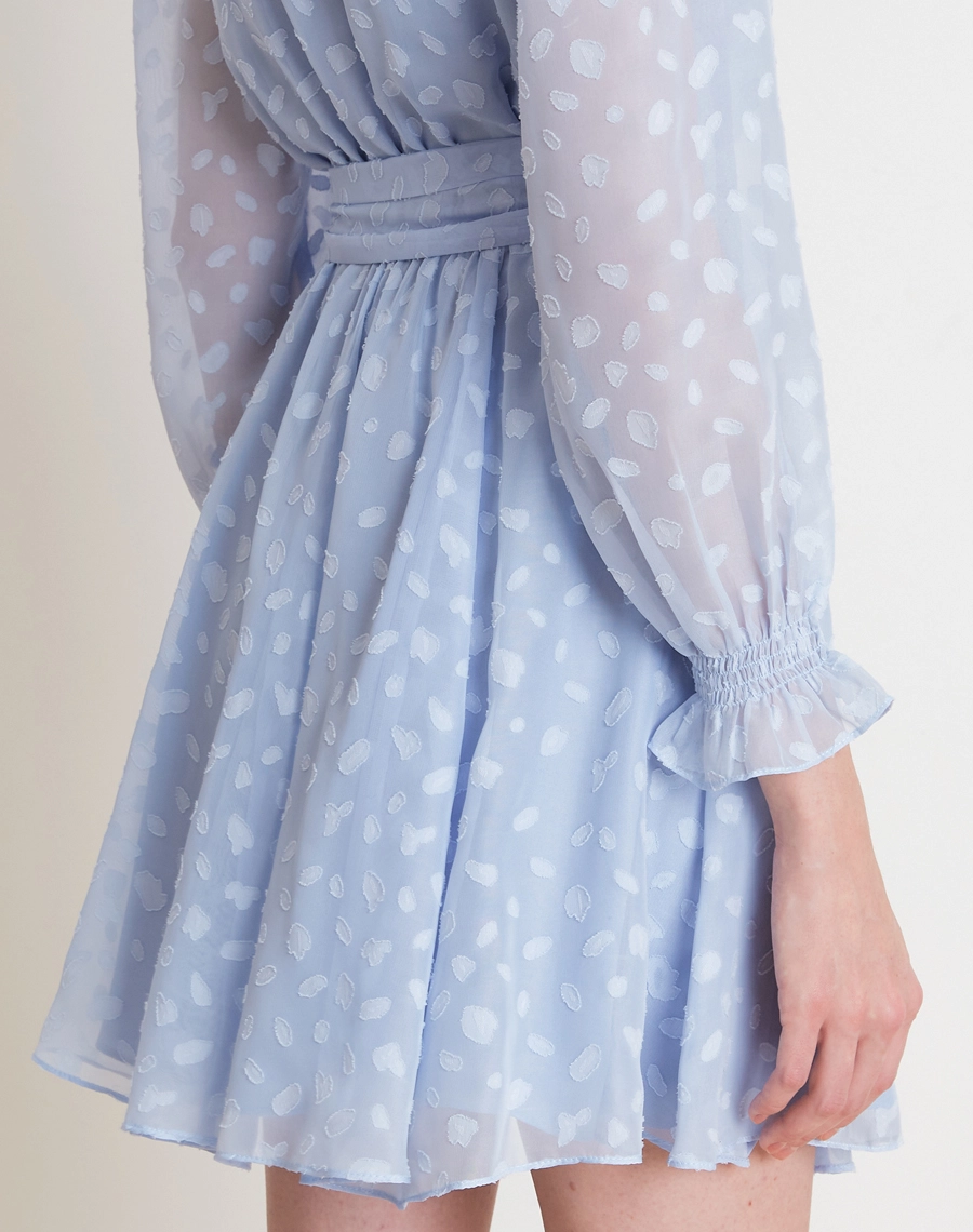 O Vestido Curto Meny é confeccionado em 
Jacquard, tecido leve e delicado, com textura em relevo que cria um desenho sutil e sofisticado.