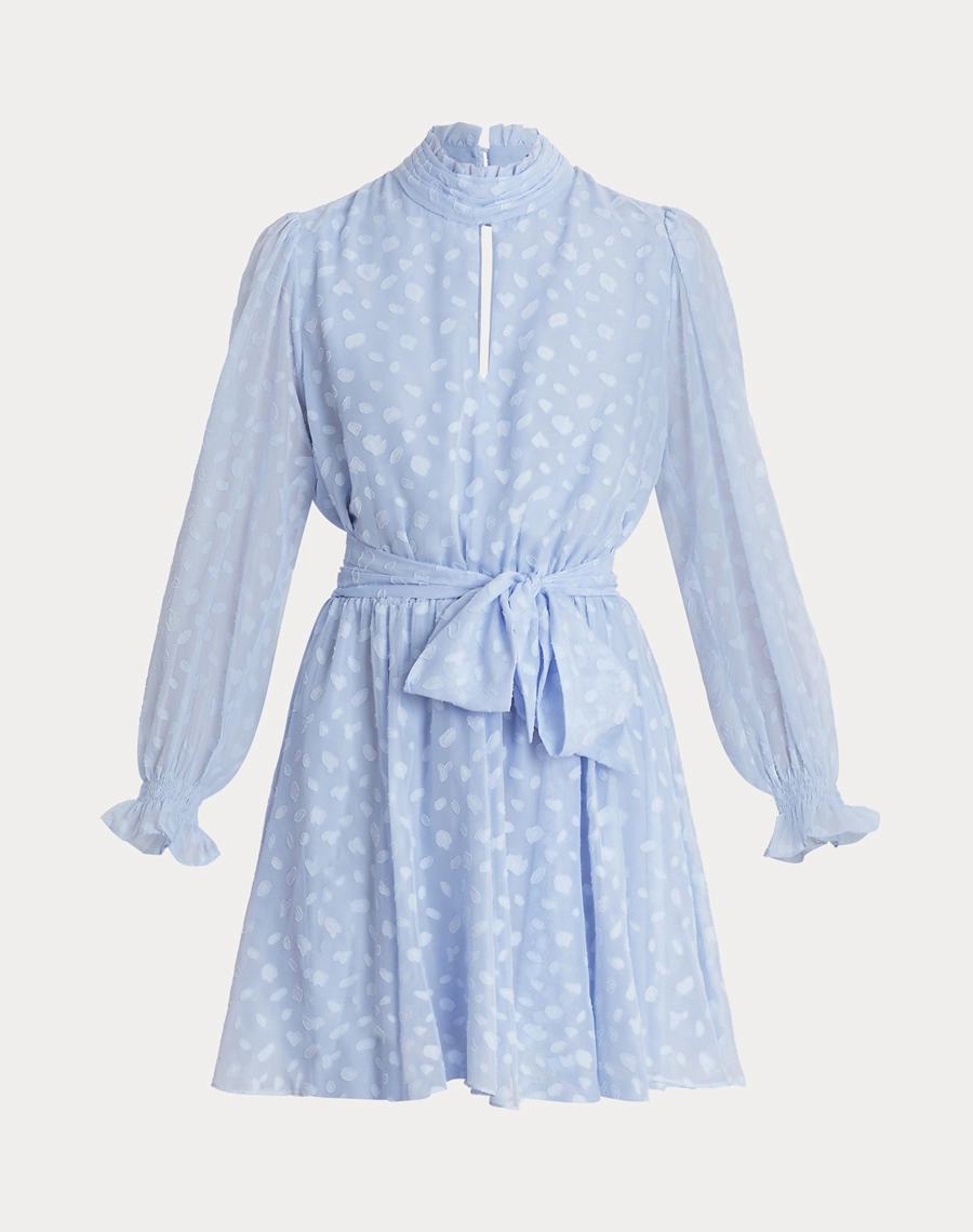 O Vestido Curto Meny é confeccionado em 
Jacquard, tecido leve e delicado, com textura em relevo que cria um desenho sutil e sofisticado.