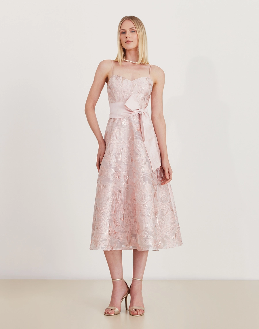 O Vestido Midi Julie é confeccionado em Jacquard, tecido de trama trabalhada, com desenhos incorporados diretamente na sua estrutura, criando um efeito sofisticado e texturizado.