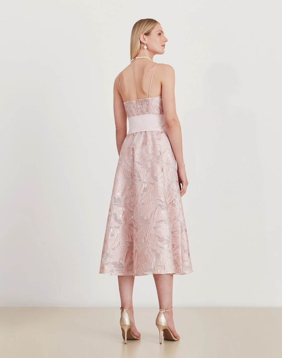 O Vestido Midi Julie é confeccionado em Jacquard, tecido de trama trabalhada, com desenhos incorporados diretamente na sua estrutura, criando um efeito sofisticado e texturizado.