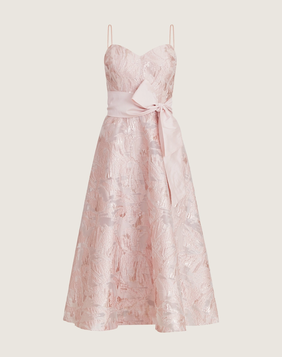 O Vestido Midi Julie é confeccionado em Jacquard, tecido de trama trabalhada, com desenhos incorporados diretamente na sua estrutura, criando um efeito sofisticado e texturizado.