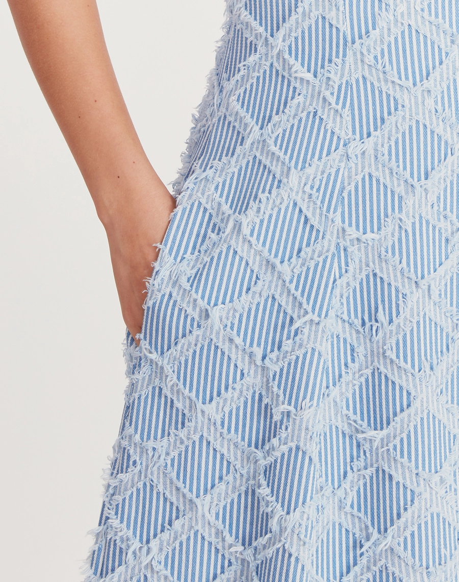 O Vestido Miranda confeccionado em sarja, tecido encorpado, com textura geométrica em relevo e toque macio, a peça oferece estrutura, elegância e ótimo caimento.