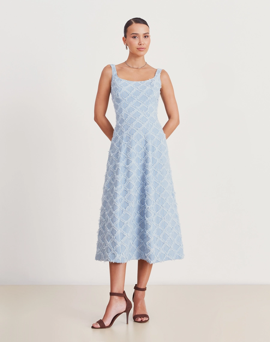 O Vestido Miranda confeccionado em sarja, tecido encorpado, com textura geométrica em relevo e toque macio, a peça oferece estrutura, elegância e ótimo caimento.