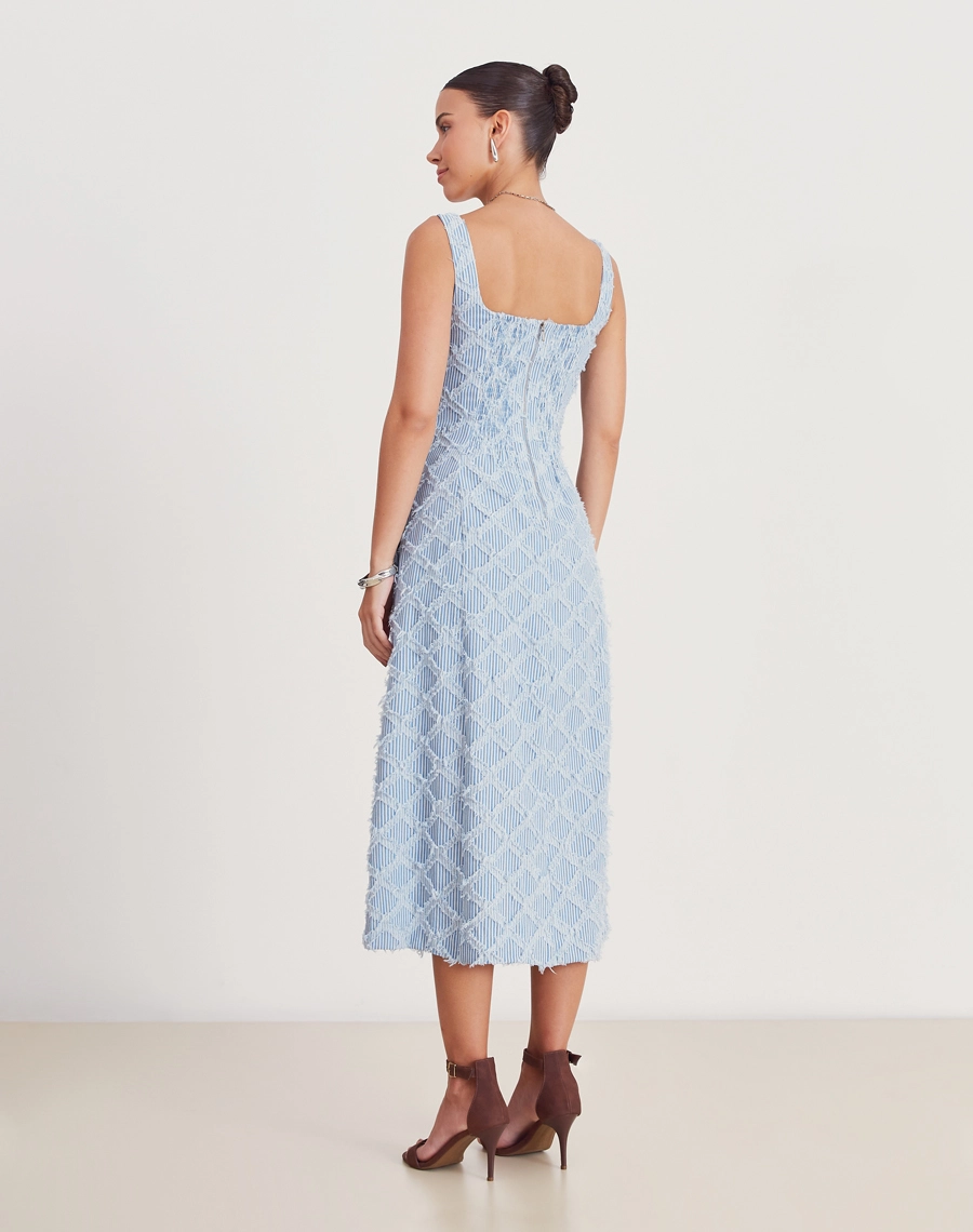 O Vestido Miranda confeccionado em sarja, tecido encorpado, com textura geométrica em relevo e toque macio, a peça oferece estrutura, elegância e ótimo caimento.