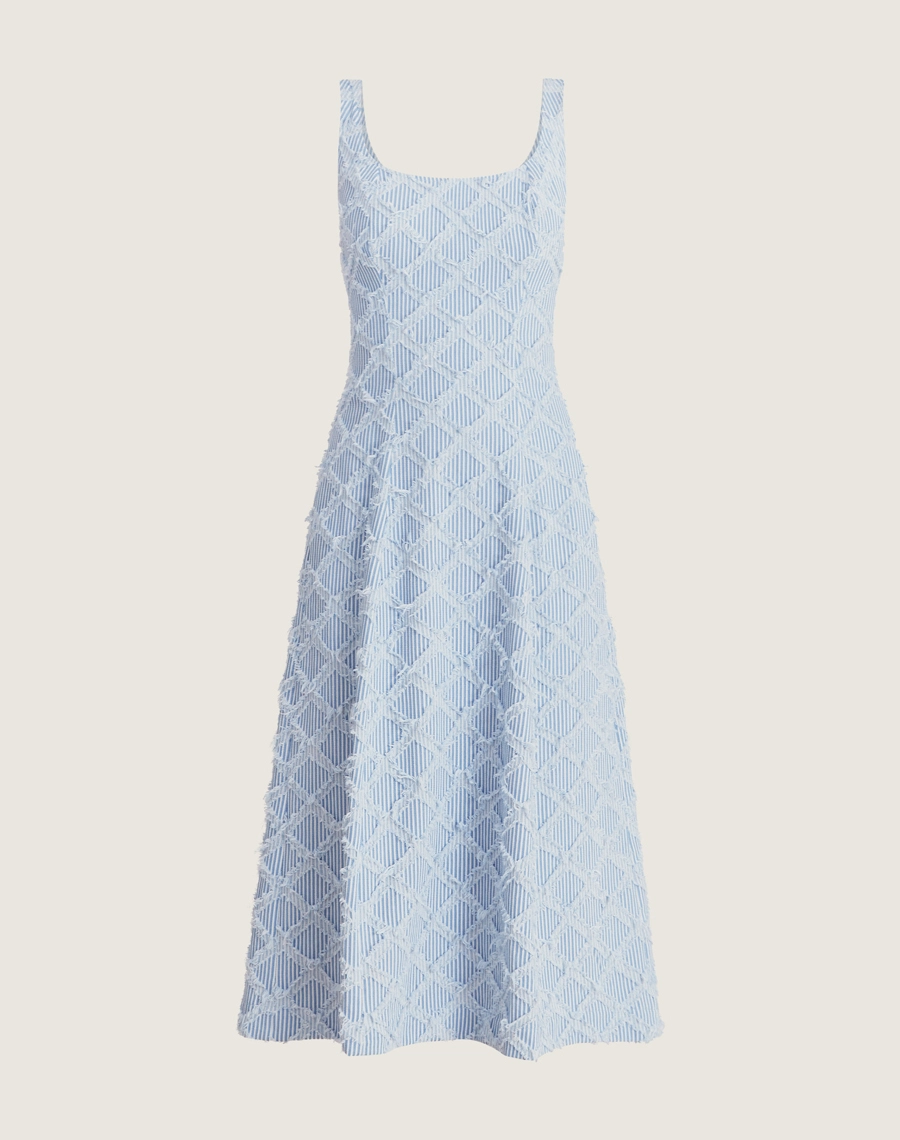 O Vestido Miranda confeccionado em sarja, tecido encorpado, com textura geométrica em relevo e toque macio, a peça oferece estrutura, elegância e ótimo caimento.