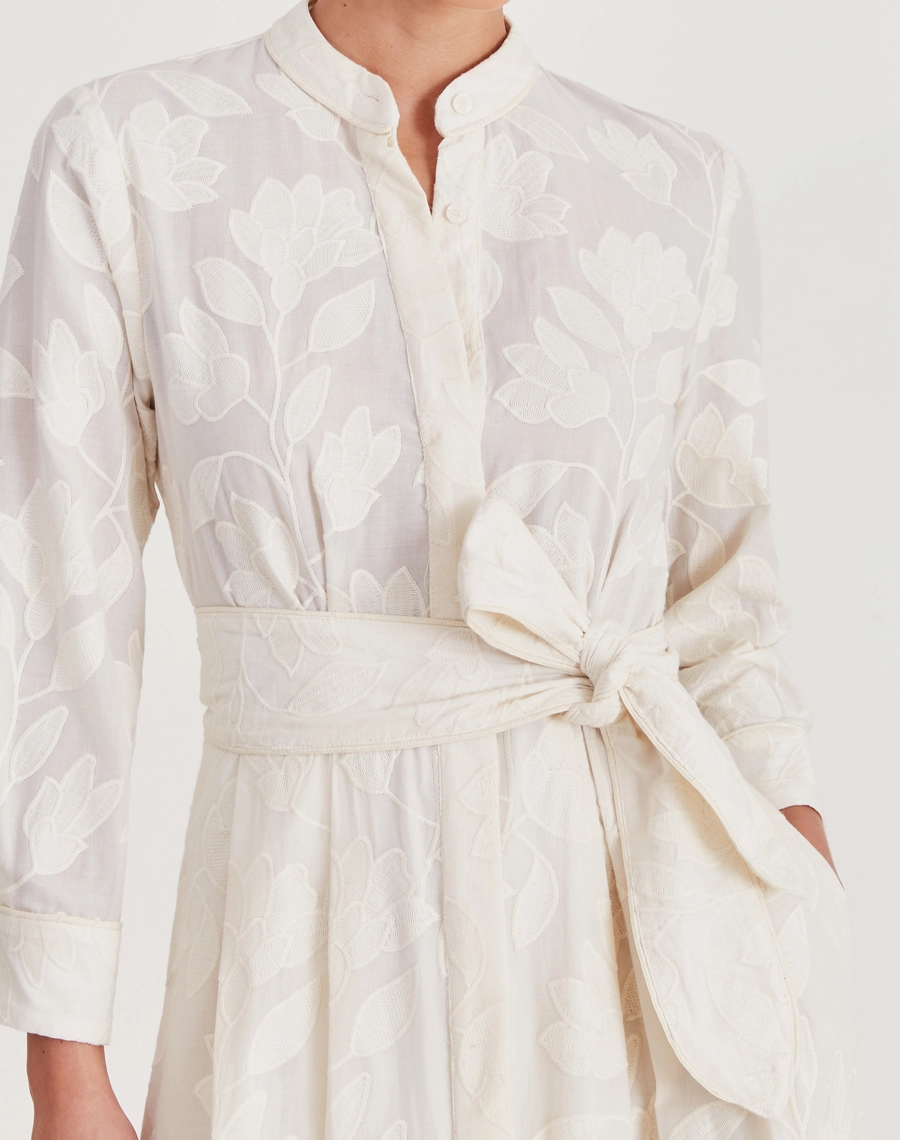 A Chemise Camilla é confeccionada em Tecido Cambraia Bordada, o vestido apresenta toque leve, macio e excelente fluidez, com bordado floral em relevo que adiciona sofisticação e delicadeza ao visual.