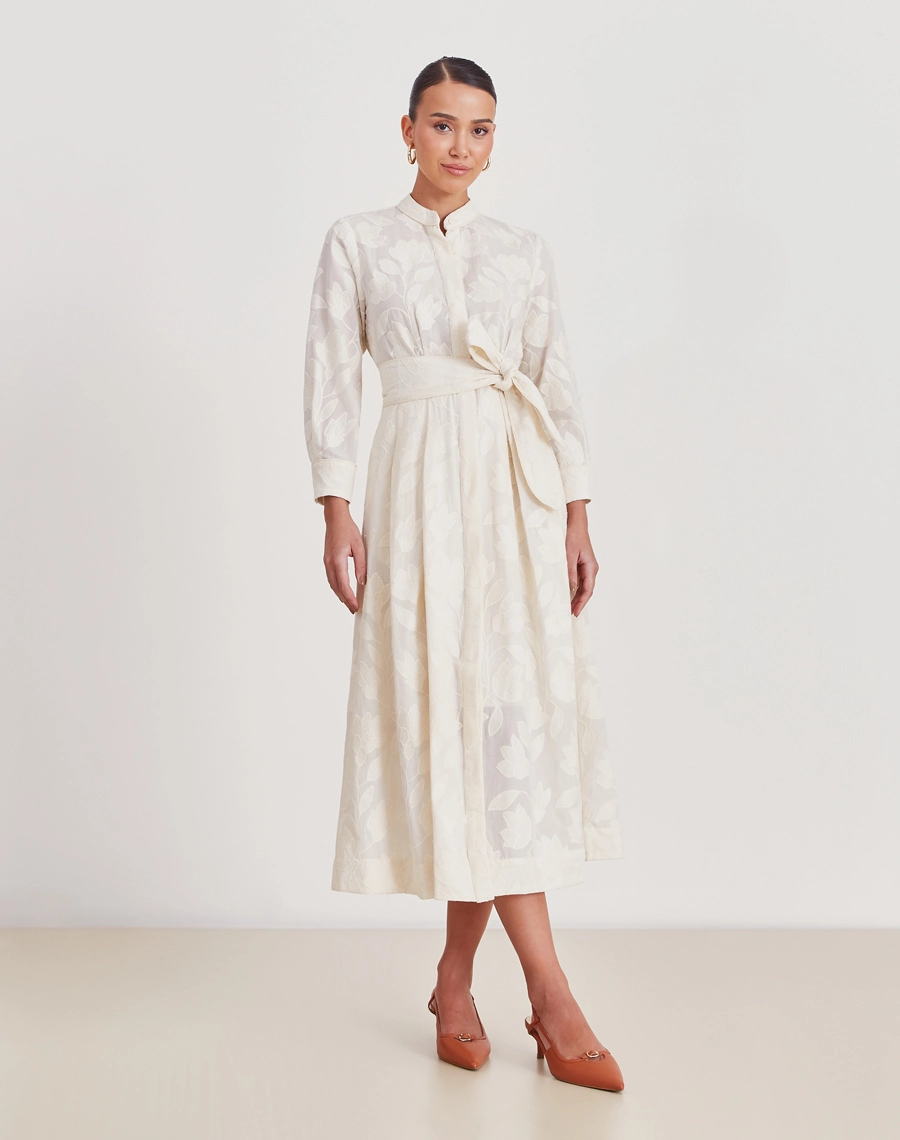 A Chemise Camilla é confeccionada em Tecido Cambraia Bordada, o vestido apresenta toque leve, macio e excelente fluidez, com bordado floral em relevo que adiciona sofisticação e delicadeza ao visual.