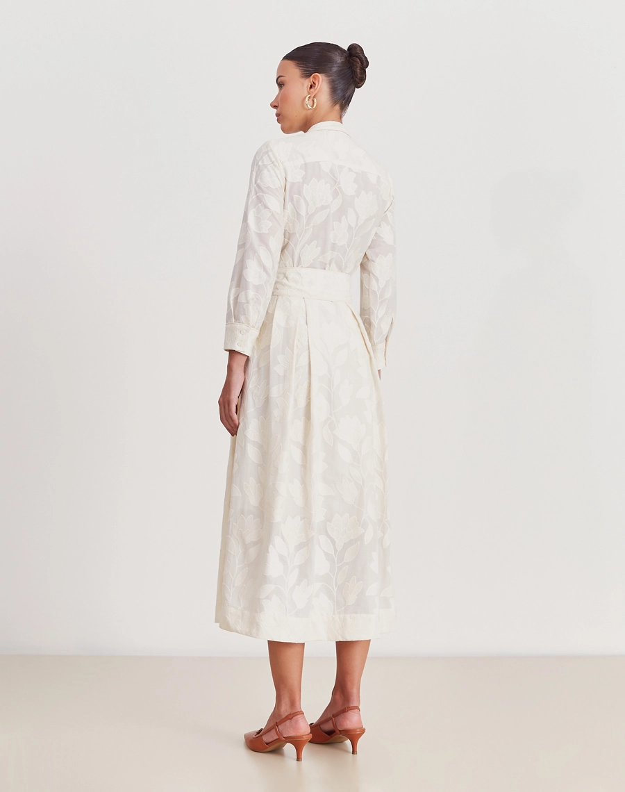 A Chemise Camilla é confeccionada em Tecido Cambraia Bordada, o vestido apresenta toque leve, macio e excelente fluidez, com bordado floral em relevo que adiciona sofisticação e delicadeza ao visual.