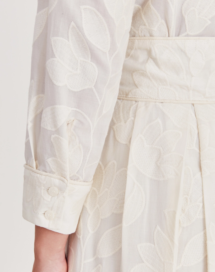 A Chemise Camilla é confeccionada em Tecido Cambraia Bordada, o vestido apresenta toque leve, macio e excelente fluidez, com bordado floral em relevo que adiciona sofisticação e delicadeza ao visual.