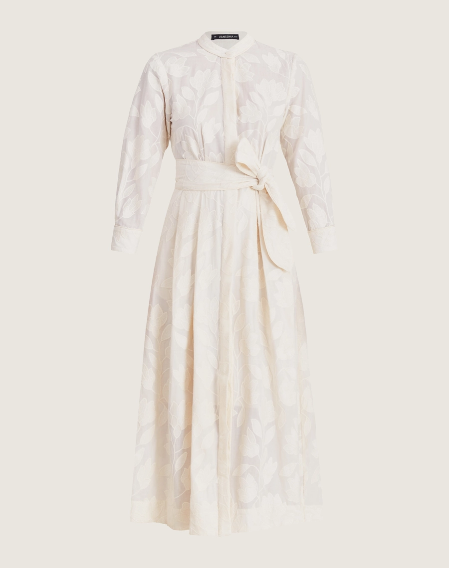 A Chemise Camilla é confeccionada em Tecido Cambraia Bordada, o vestido apresenta toque leve, macio e excelente fluidez, com bordado floral em relevo que adiciona sofisticação e delicadeza ao visual.