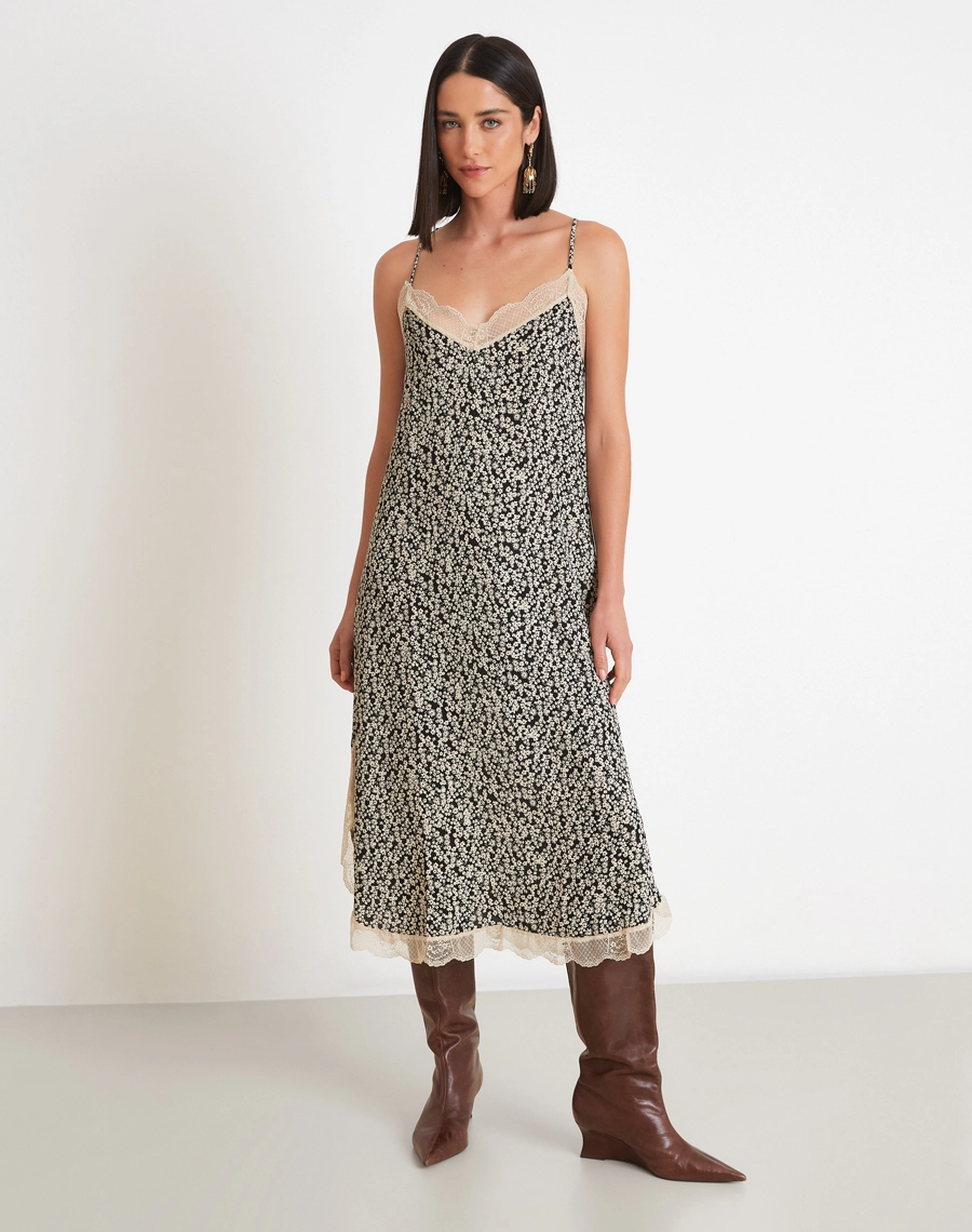 O Vestido Midi Larissa é confeccionado em crepinho estampado, tecido leve, fluido e confortável, ideal para os dias mais quentes da temporada. <br/>