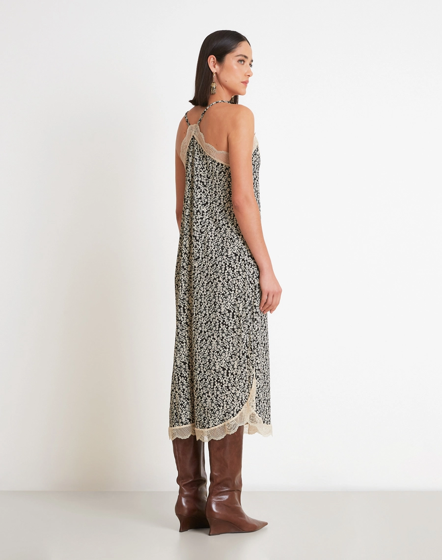 O Vestido Midi Larissa é confeccionado em crepinho estampado, tecido leve, fluido e confortável, ideal para os dias mais quentes da temporada. <br/>