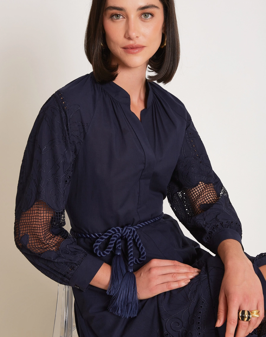 Chemise Glenda confeccionada em Cambraia Bordada, um tecido leve, delicado e sofisticado, que proporciona frescor e elegância à peça.