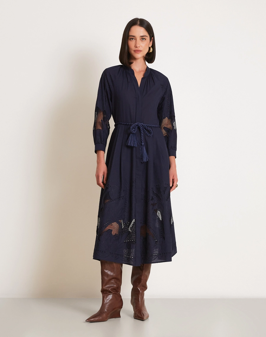Chemise Glenda confeccionada em Cambraia Bordada, um tecido leve, delicado e sofisticado, que proporciona frescor e elegância à peça.