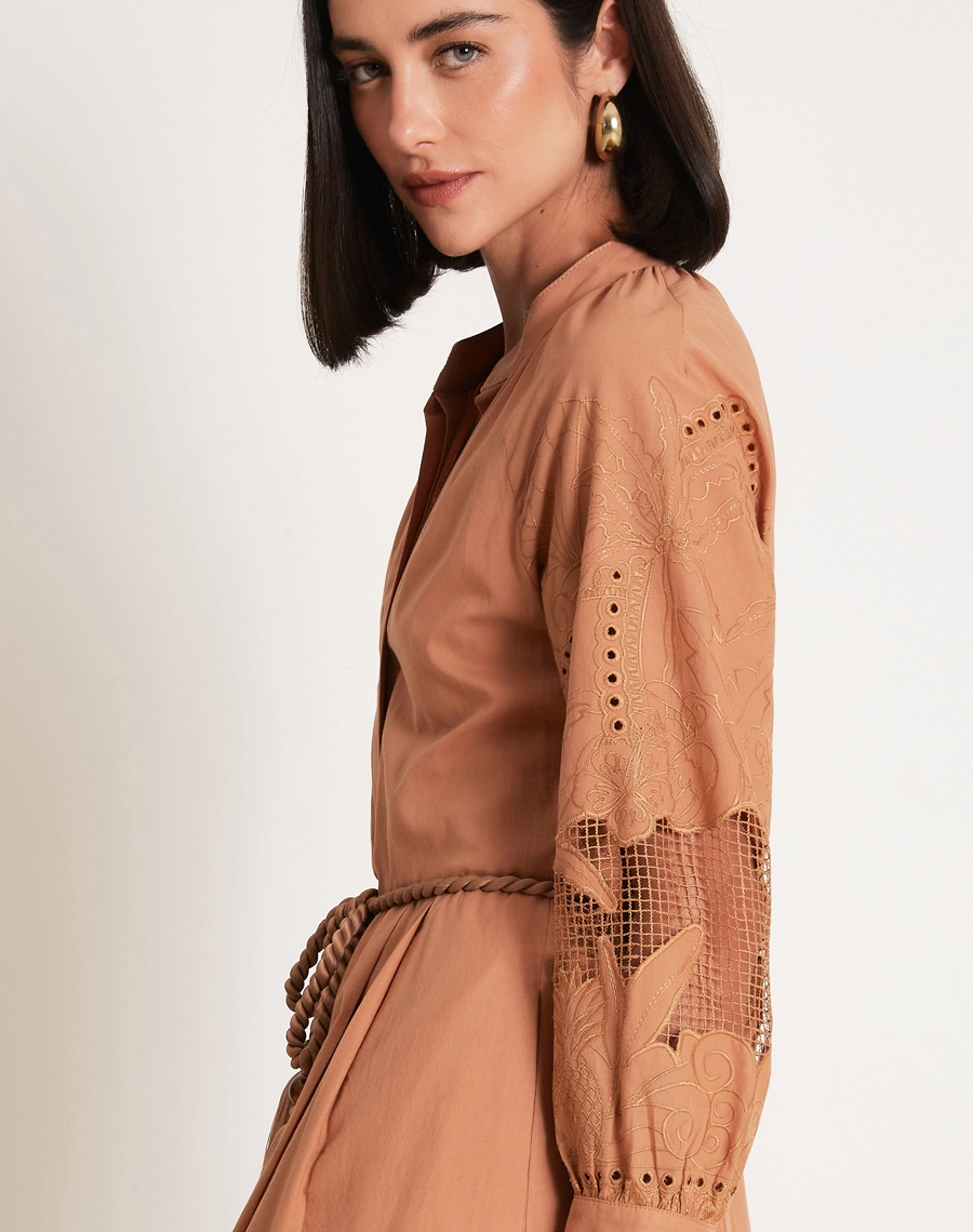 Chemise Glenda confeccionada em Cambraia Bordada, um tecido leve, delicado e sofisticado, que proporciona frescor e elegância à peça.