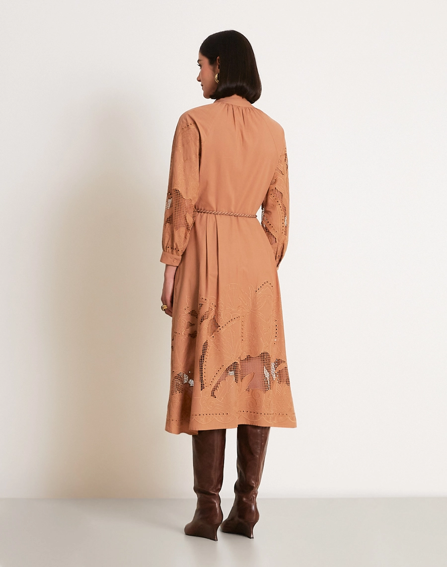 Chemise Glenda confeccionada em Cambraia Bordada, um tecido leve, delicado e sofisticado, que proporciona frescor e elegância à peça.