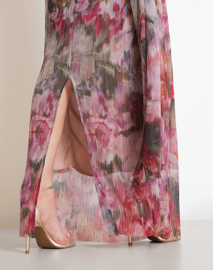 O Vestido Longo Alessandra é confeccionado em malha plissada, tecido leve, com toque macio, excelente caimento e movimento fluido.