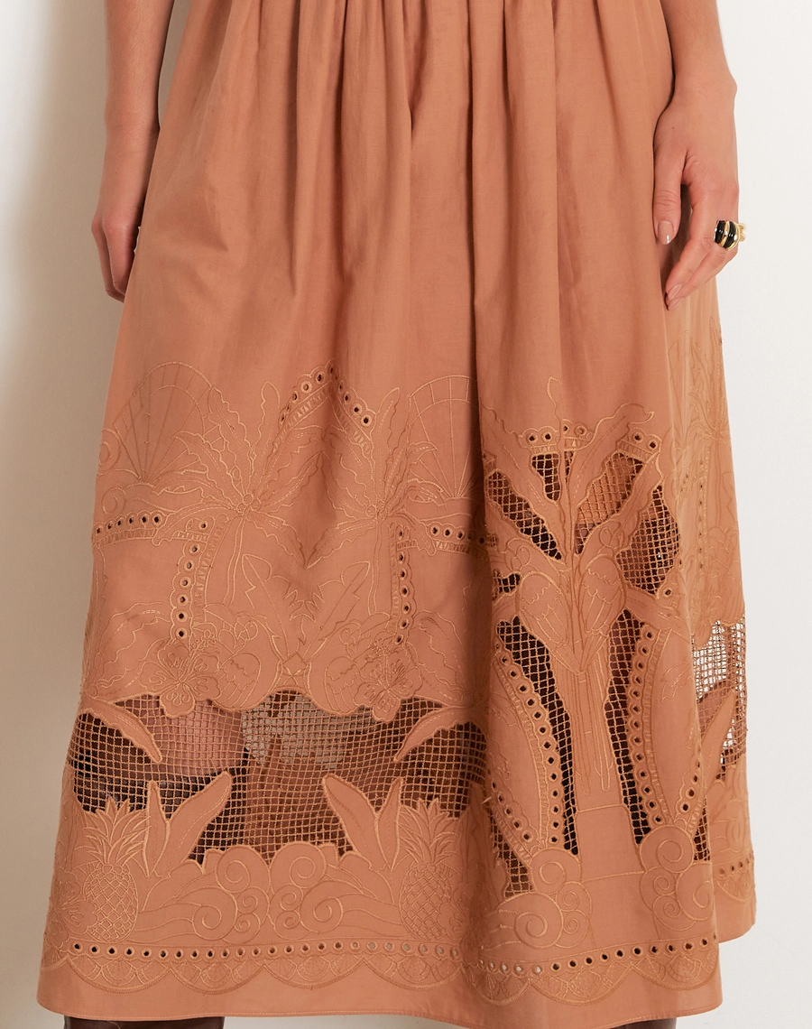 O Vestido Midi Glenda confeccionado em Tecido Cambraia Bordada, um tecido leve, fresco e sofisticado, que garante conforto e elegância.