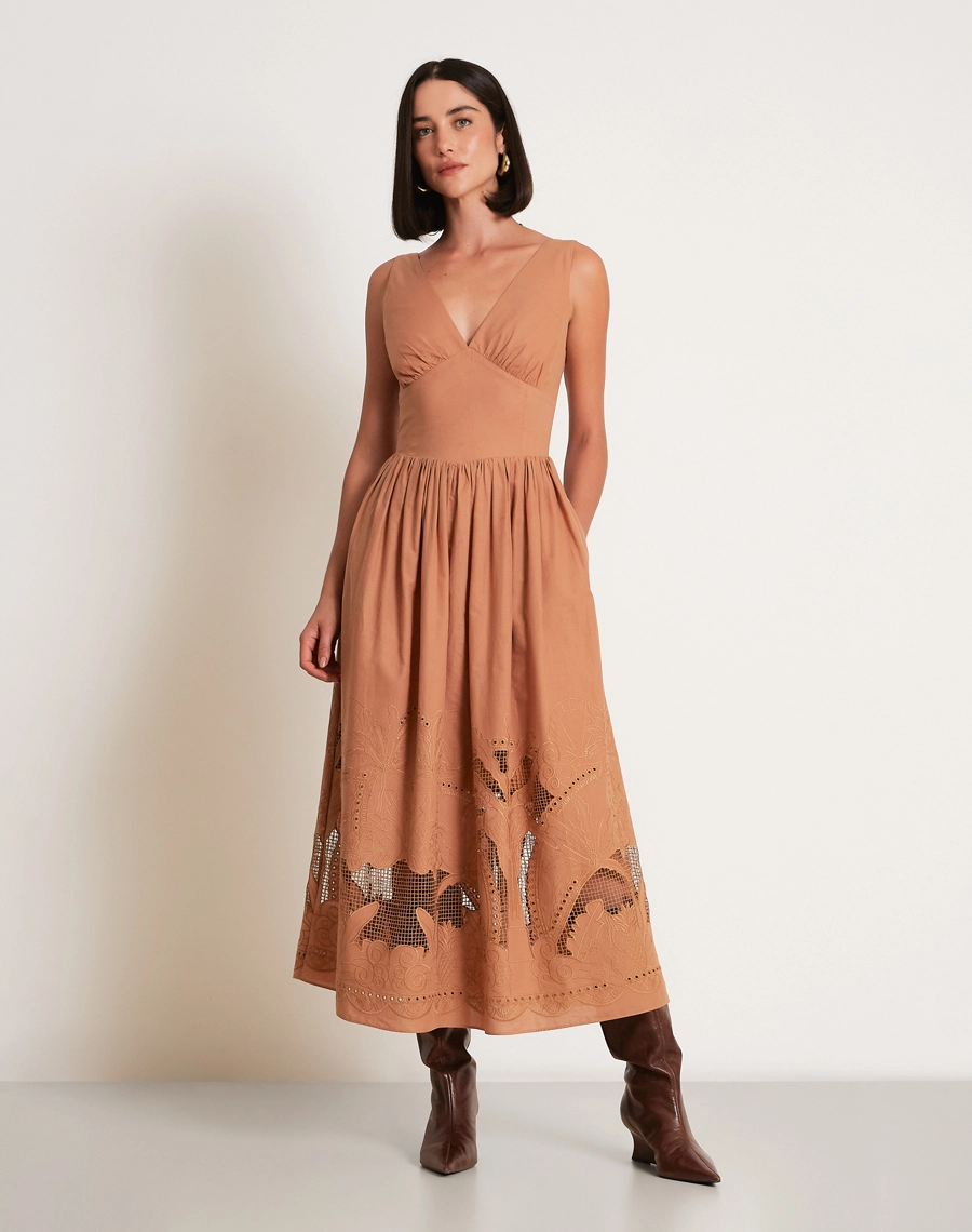 O Vestido Midi Glenda confeccionado em Tecido Cambraia Bordada, um tecido leve, fresco e sofisticado, que garante conforto e elegância.