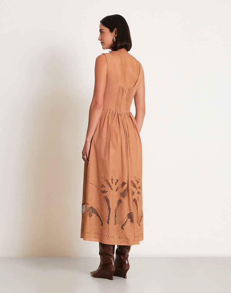 O Vestido Midi Glenda confeccionado em Tecido Cambraia Bordada, um tecido leve, fresco e sofisticado, que garante conforto e elegância.