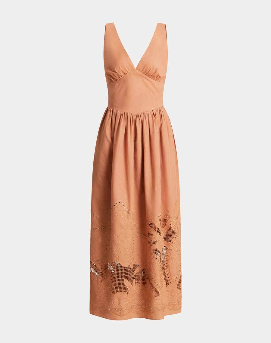 O Vestido Midi Glenda confeccionado em Tecido Cambraia Bordada, um tecido leve, fresco e sofisticado, que garante conforto e elegância.