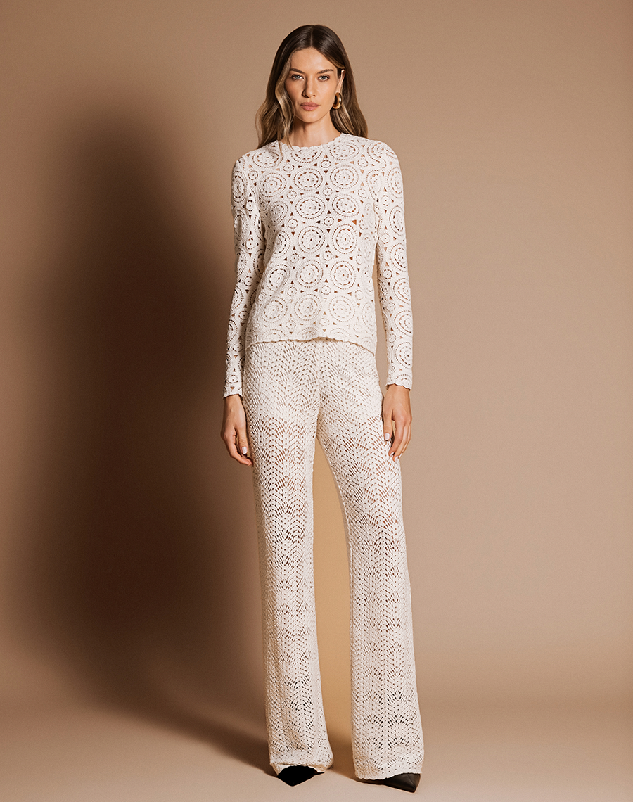 A Calça Venice é confeccionada em renda, tecido delicado e sofisticado, com textura rica e acabamento refinado.