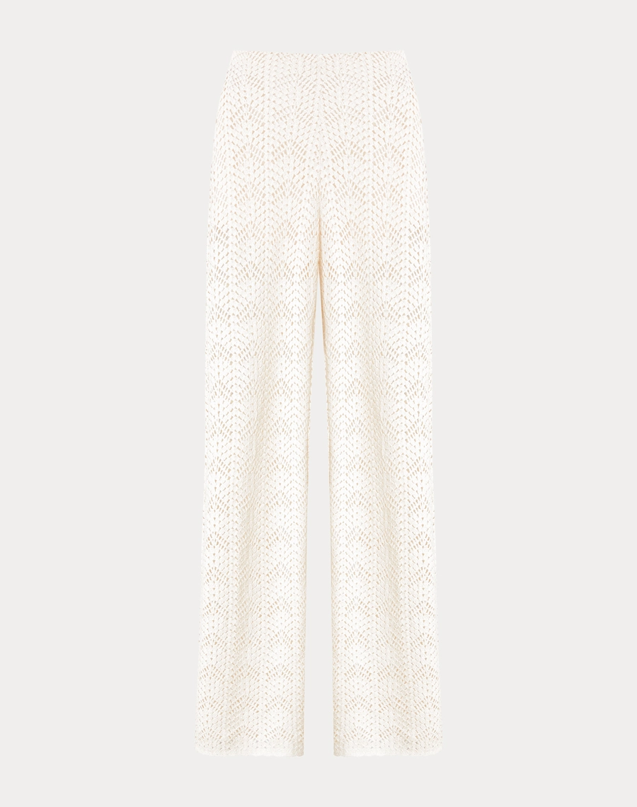 A Calça Venice é confeccionada em renda, tecido delicado e sofisticado, com textura rica e acabamento refinado.