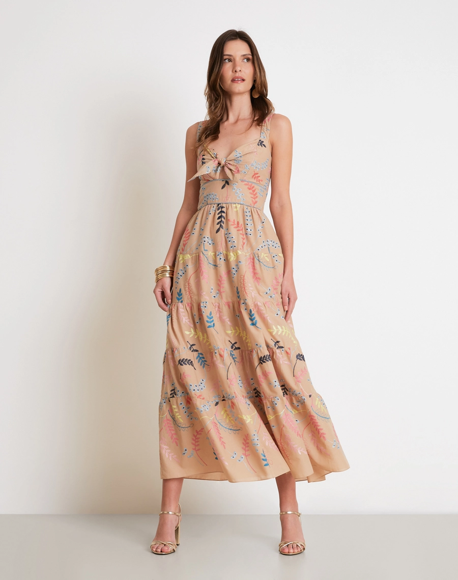 O Vestido Longo Marcy é confeccionado em laise bordada, um tecido leve, conhecido pelo seu visual delicado e elegante. 