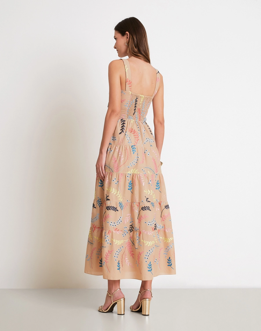 O Vestido Longo Marcy é confeccionado em laise bordada, um tecido leve, conhecido pelo seu visual delicado e elegante. 