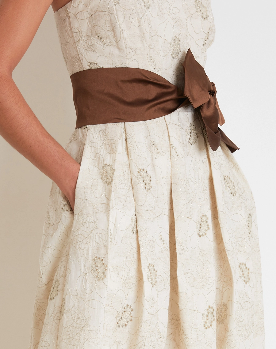 O Vestido Longo Luna é confeccionado em algodão bordado, tecido leve e respirável, com toque macio que proporciona conforto e frescor.