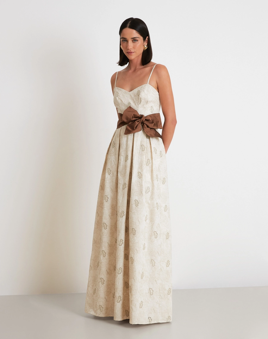 O Vestido Longo Luna é confeccionado em algodão bordado, tecido leve e respirável, com toque macio que proporciona conforto e frescor.