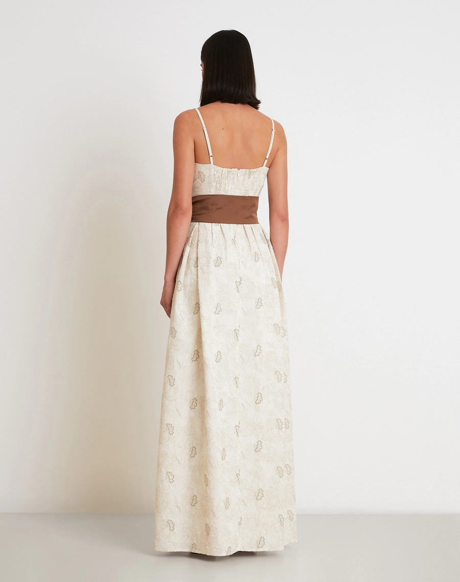O Vestido Longo Luna é confeccionado em algodão bordado, tecido leve e respirável, com toque macio que proporciona conforto e frescor.