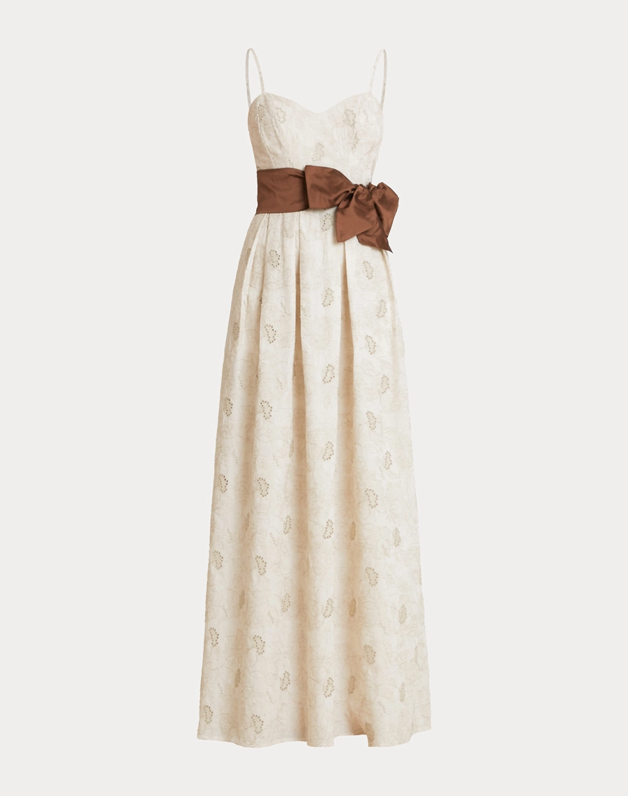 O Vestido Longo Luna é confeccionado em algodão bordado, tecido leve e respirável, com toque macio que proporciona conforto e frescor.