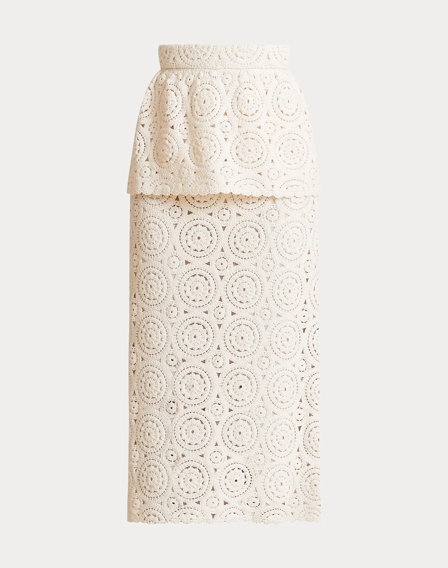 A Saia Midi Venice é confeccionada em renda, tecido de alta qualidade, com desenhos vazados e textura rica em detalhes que trazem sofisticação e delicadeza à peça.