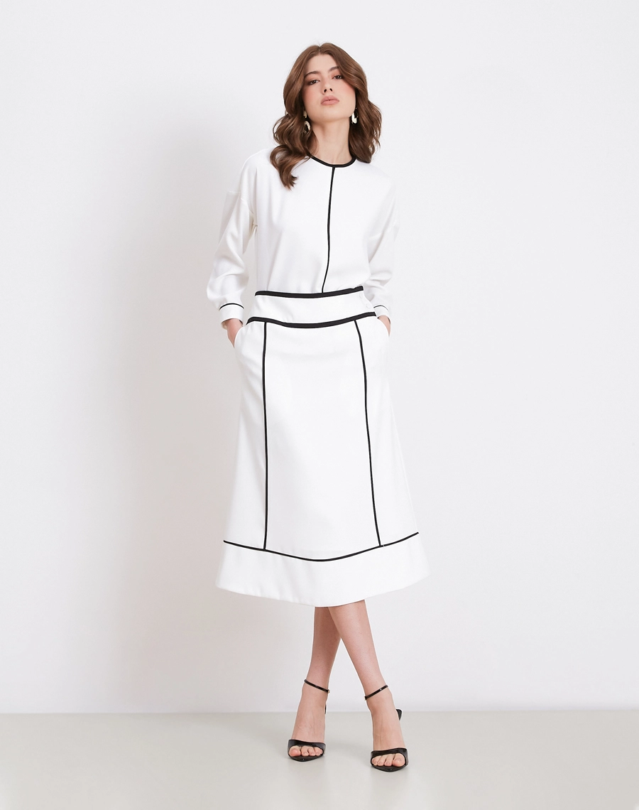 A Saia Midi Melissa é confeccionada em Crepe Zara, tecido de toque macio e levemente texturizado, com caimento fluido e elegante. 